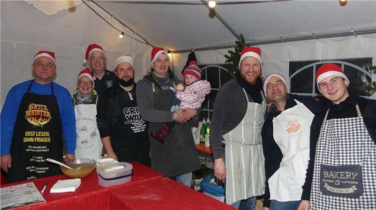 Die engagierten Nikoläuse von der örtlichen Feuerwehr boten an ihrer heißen Theke schmackhafte Gaumenfreuden.