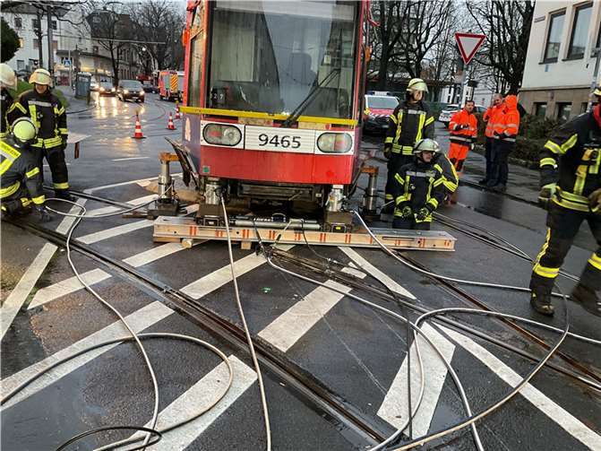 Die entgleiste Bahn wurde in das Gleisbett zurückgehoben.  Foto: Feuerwehr und Rettungsdienst Bonn