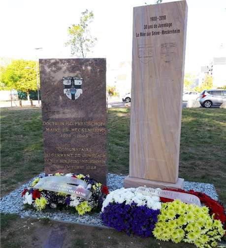 Die enthüllte Stele.