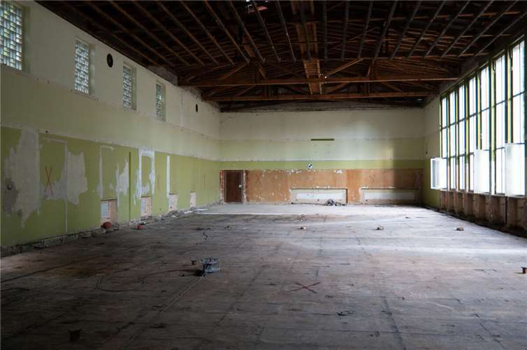 Die entkernte Sayner Mehrzweckhalle: Vor dem Wiederaufbau erinnert der leere Saal an vergangene Zeiten.