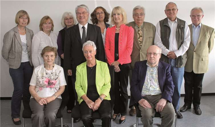 Die entsandten Mitglieder des neuen Seniorenbeirates: (vorne v.l.) Maria Cordes, Monika Artz, Peter Hoyer (hinten v.l.) Helga Schiffer, Aleftina Zisch, Helma Robertz, Prof. Dr. Heinz-Günther Borck, Marion Rödiger, Bürgermeisterin Marie-Theres Hammes-Rosenstein, Wolfgang Brennig, Ingo Degner, Hans Melcher. Es fehlen: Christa Klein und Friedhelm Pieper.  Privat