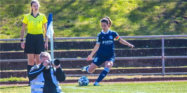 Die entscheidende Spielerin in zwei Spielen war Kapitänin Lisa Umbach, die schon die ganze Saison mit Ihren Eckbällen und Freistößen für Gefahr im Strafraum der Gegner sorgt. Foto: Roland Schäfges - www.myfoto24.eu