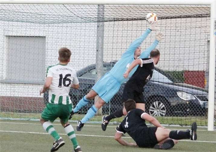 Die entscheidende Szene: Manjano Gerhartz hat abgezogen. Wenige Sekunden später feiert er gemeinsam mit seinem Team den Führungstreffer.