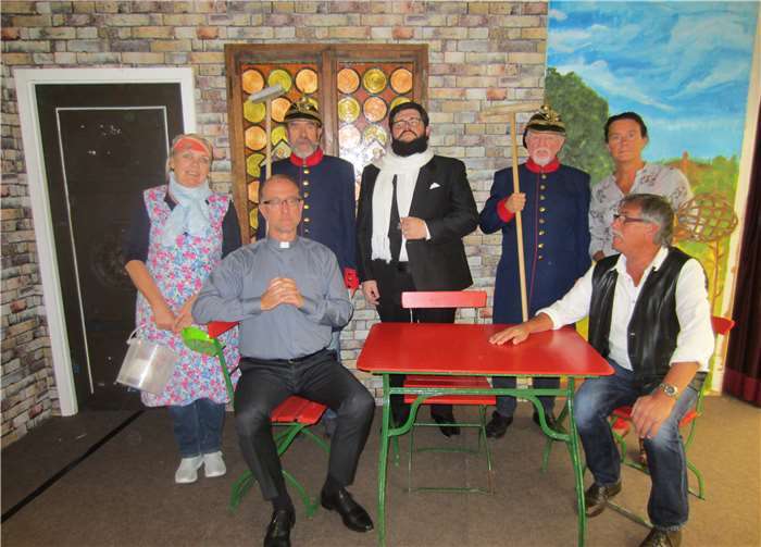 Die erfahrenen Laienschauspieler werden in wäller Mundart eine turbulente Komödie aufführen.Privat