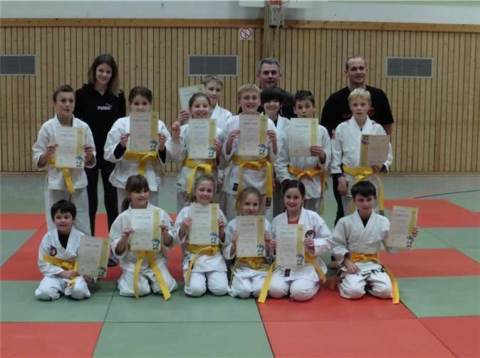 Die erfahreneren Kämpfer erhielten den gelben beziehungsweise gelb-orangenen Gürtel.