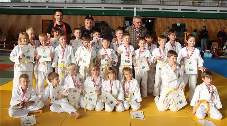 Die erfolgeichen jungen Judokas mit den Betreuern (hinten v.l.n.r.:) Jan Mecklenburg, Josef Wirtz und Kurt Weber. Presse jcnr
