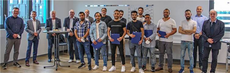 Die erfolgreich qualifizierten Teilnehmer des Projektes mit ihren Unterstützern von Jobcenter, BWRW-Bildungswerk und REWE-Logistikzentrum.