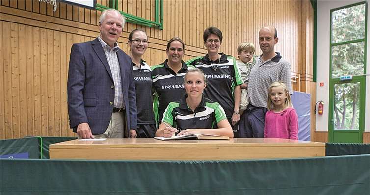 Die erfolgreiche 1. Damenmannschaft des TTC Fritzdorf trug sich als Meister der Regionalliga West und damit als höchstklassige Mannschaft im Drachenfelser Ländchen in das Goldene Buch der Gemeinde Wachtberg ein. Bürgermeister Theo Hüffel (l.) und Vereinsvorsitzender Udo Kremer (r.) gratulierten. VJ