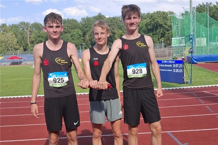 Die erfolgreiche 3x1000m Staffel mit Jona Beckmann, Jonas Löcher und Lorenz Jüris (v.l.)