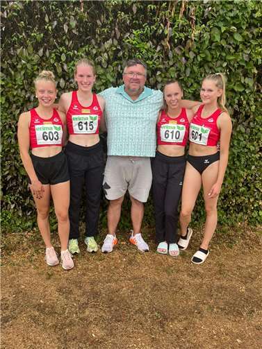 Die erfolgreiche 4x100m Staffel der LG Rhein-Wied: v.li. Irina Fischbach, Miriam Rühle, Trainer Holger Klein, Vivien Ließfeld und Sina Ehrhardt. Quelle: SSC Koblenz-Karthause