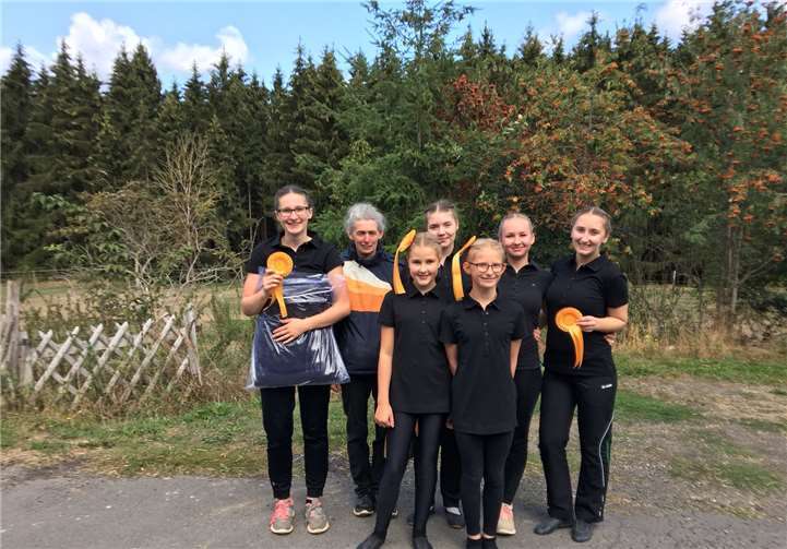 Die erfolgreiche A-Gruppe des TuWi Adenau mit ihren Auszeichnungen. privat