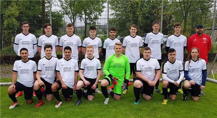 „Durststrecke für den Verein“ endlich vorüber  Die erfolgreiche A-Jugend-Mannschaft des TuS St. Sebastian gemeinsam mit ihren Trainer Marco Jost (hinten r.).