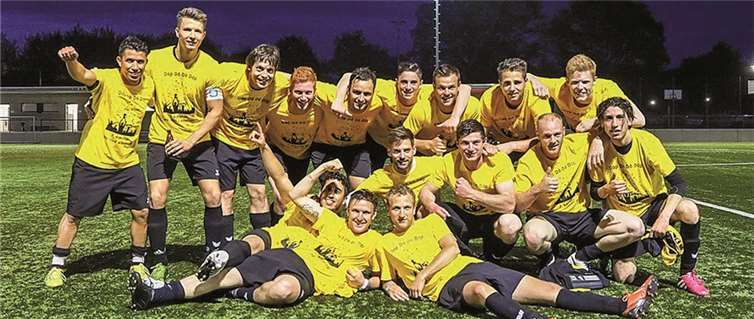 Die erfolgreiche Aufstiegsmannschaft nach dem entscheidenden Sieg gegen RW Merl III.