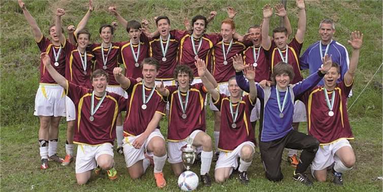 Die erfolgreiche B-Jugend (hintere Reihe, v.l.n.r.): Manuel Siebert, Yannik Kluwig, Patrick Esper, Lukas Mohr, Jonas Johann, Yannik Heidger, Dennis Nick, Julian Siebert, Leon Nebgen, Trainer Reiner Mohr; (vordere Reihe, v.l.n.r.:) Maxime Höger, Nick Feldhaar, Maximilian Reichert, Marc Wilbert, Sebastian Stodden und Jan Zimmer. privat