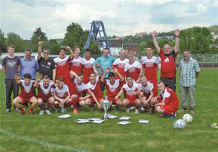 Die erfolgreiche B-Juniorenmannschaft mit Trainer und Betreuer. privat