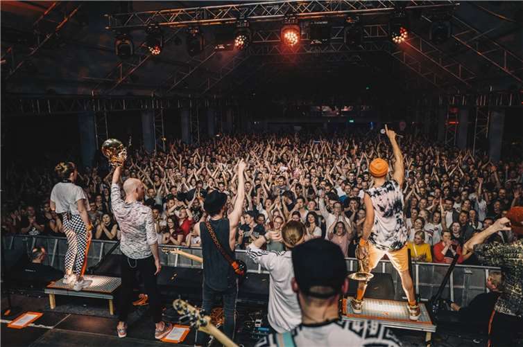 Top-DJs und Weltklasse-Piloten auf dem Ring Die erfolgreiche Band „Querbeat“ gibt am Samstag, 14. September, in der ring°arena Vollgas und bringt mit ihren Pop-Brass-Songs die Stimmung zum Kochen. Copyright: Michael Winkler