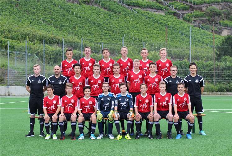 Die erfolgreiche C-Junioren-Mannschaft der JSG Untermosel mit (hinten von links) Philipp Brunner, Tom Perscheid, Jonas Hemgesberg, Florian Jonach, René Neisius und Simon Ney sowie (mittlere Reihe von links) Trainer Markus Weidung), Stefan Schwarz (Jugendkoordinator C-Jugend), Mojtaba Rahmandost, Jan Wierczioch, Jannis Schneider, Julien Richard, Pascal Horst, Alexander Dück (Torwart- und Co-Trainer) und Sven Stock (Co-Trainer) sowie (vorn von links) Felix Frieb-Preis, David Meyer, Amir Rastelica, Finn Gotthardt, Silas Schütt, Carsten Dötsch, Michael Manner und Jonathan Heuser.privat