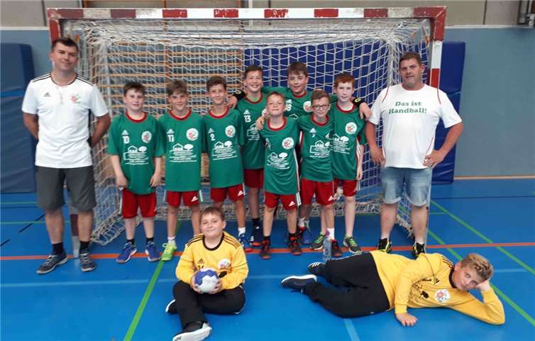 Die erfolgreiche D-Jugend Mannschaft der JSG Welling/Basssenheim: Hintere Reihe von links: Udo Chandoni (Trainer), Jannis Dausner (2), Fynn Reitz (12), Nick Schneidereit (13), Colin Schäfer (4), Finn Waldecker (2), Noah Bartel (1), Dirk Reitz (Co-Trainer), Reihen davor: Magnus Aul (2), Maximilian Schäfer (12), Oliver Magrys und Leon Ebert (beide Tor). Foto: privat