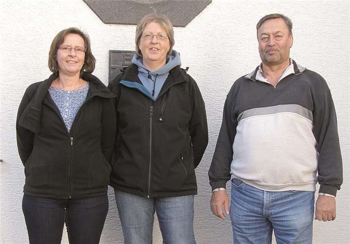Die erfolgreiche Damen-Einzelschützin Simone Breitbach, Mannschaftskollegin Antje Schütz und Schießmeister Horst Günter Krajewski.privat