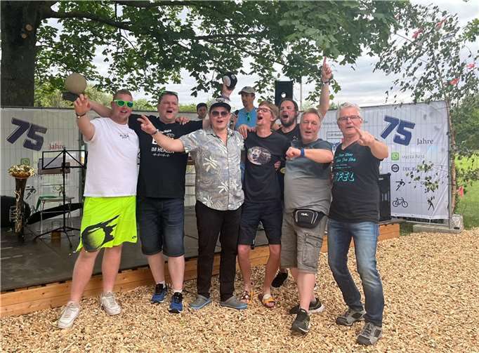 Rieden-Treffen 2023: Ganz viel Riedenliebe Die erfolgreiche Eifeler Mannschaft stellt sich zum Foto: (v.l.) Julian Brust, Alexander Reuter, Max Schmidt, Sven Reuter, Sebastian Schmidt, Heiko Kaiser und Peter Pitzen.