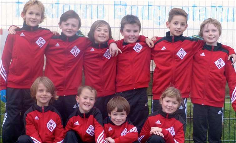 Die erfolgreiche F1: oben v.l.: Samuel Büttel Antràs, Leonard Doll, Alexander von Tagen, Timo Ripoll, Carlos Schott, Samuel Storch; unten v.l.: Moritz Kubath, Nils van De Loo, Felix Buch, Larissa Leenen.privat