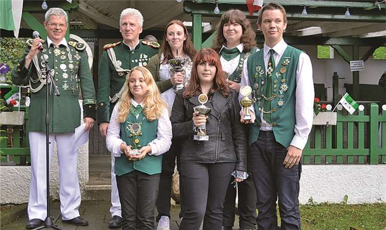 Die erfolgreiche Jugend freut sich über ihre gewonnenen Pokale.