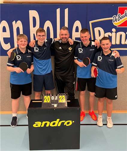 Die erfolgreiche Jugendmannschaft mit Trainer.  Foto: privat