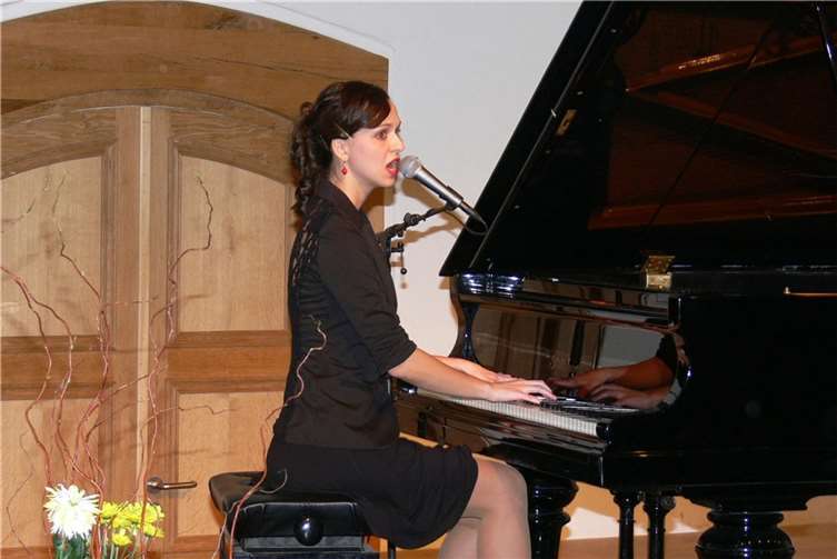 Die erfolgreiche Kabarettistin Anna Piechotta hatte bei der Premiere ihres neuen Programms „Liebeslieder zum Entlieben“ in Cochem ein Heimspiel. Foto: TE