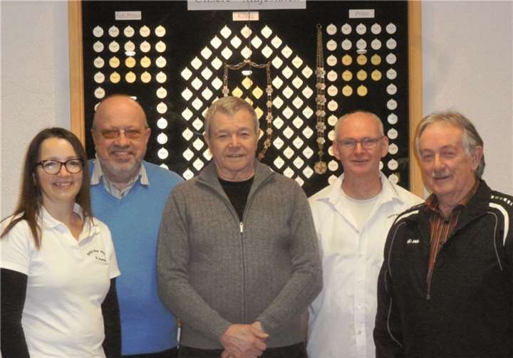 Die erfolgreiche LG-Aufgelegt-Mannschaft II der Sportschützen Burg Altenwied, die sich den Gruppensieg in der Landesoberliga Süd souverän sicherte mit (von links) Maria Ewens, Kurt Zimmermann, Hans Stauf, Otto Sonnenberg und Heinz Buslay. Es fehlen Dirk Dahlhäuser und Manfred Vogt.Hans Hartenfels