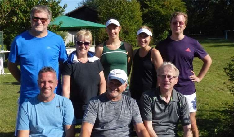 Die erfolgreiche Mannschaft. Hinten (von links): Manni Sisterhenn, Renate Hoffmann, Laura Hammes, Melina Friedrichs, Sebastian Ningel; vorne (von links): Simon Strobel, Gerd Porz und Klaus Beck (es fehlt Peter Auer). Foto: privat
