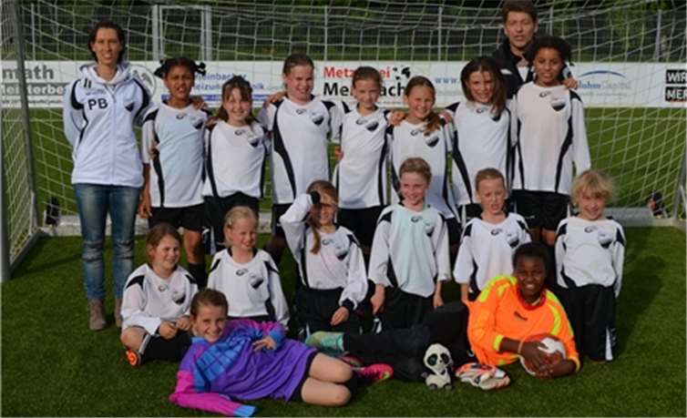 Die erfolgreiche Mannschaft SV Schwarz-Weiß Merzbach E-Juniorinnen mit Trainer.privat