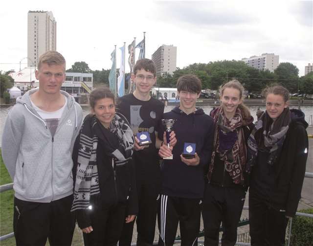 Die erfolgreiche Mannschaft der RG Treis-Karden alle Schüler des „KuBa“-Gymnasiums Münstermaifeld, der „Partnerschule des Sports“, die bei der internationalen Ruderregatta in Gent gleich vier Medaillenplätze errang (v. l): Paul Becker, Svenja Klee, Tim Bier, Jonas Weber, Laura Nitzsche und Eva Sackenheim.Privat