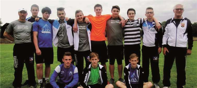 Die erfolgreiche Mannschaft der Realschule plus Mülheim-Kärlich mit den Trainern Peter Reif (r.) und Harald Reif (l.).privat