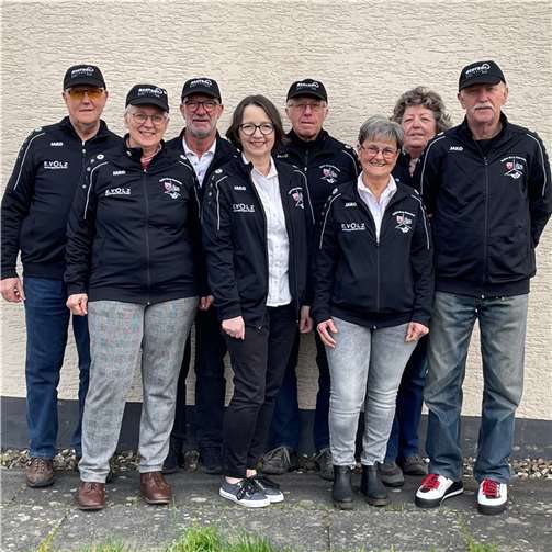 Die erfolgreiche Mannschaft der Sportschützen Burg Altenwied beendete einmal mehr die Rundenwettkämpfe in der Landesoberliga Luftgewehr-aufgelegt mit einem ersten Tabellenplatz, worüber sich (v.l.) Günther Sterzer, Birgit Becker, Dieter Strunk, Maria Ewens, Manfred Vogt, Margarete Meurer und Regina und Lothar Postawa freuen.  Foto: Hans Hartenfels