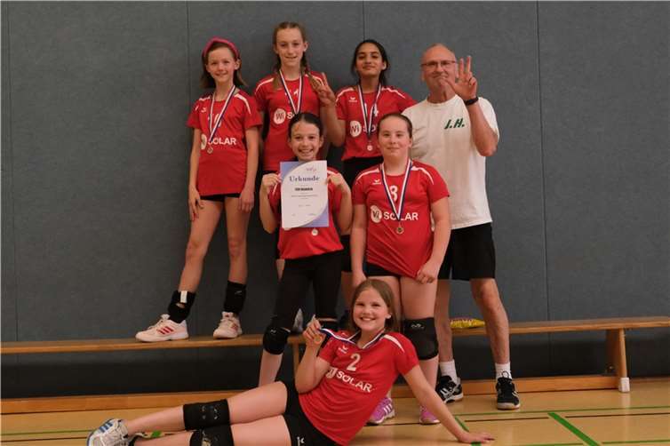 Die erfolgreiche Mannschaft des FSV mit Urkunde und den Medaillen für den dritten Platz. Foto: Tom Siener