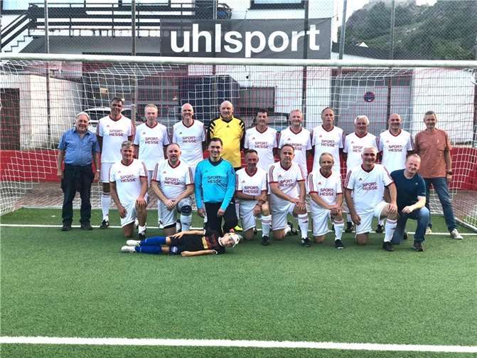 Die erfolgreiche Mannschaft die im letzten Spiel durch ein 1:1 gegen Mülheim den Meistertitel klarmachte von links obere Reihe: Coach Rainer Lindermann, Jörg Barg, Stefan Himmrich, Olaf Klee, Werner Reuter, Peter Badenheim, Georg Esser, Axel Zeise, Heinz Kern, Sascha Breitbach, Andre Meffert. Untere Reihe: Frank Wohlert, Rene Manns, Michel Kolligs, Volker Kaiser, David Isola, Andreas Wrobel, Stefan Wassmann, Werner Eul. Des weiteren wurden folgende Spieler in den voausgegangen Spielen eingesezt:Holger Best, Thomas Feger, Burkhard Görg, Uli Griesar, Klaus Hehl, Patrick Hannappel, Alex Holly, Achim Höber, Andreas Horn, Frank Ickenroth, Martin Sagstetter, Schmitt Leo, Max Sprenger und Stephan Zorn.