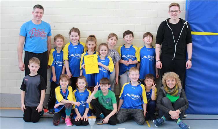 Die erfolgreiche Mannschaft: (hinten v.li.) Daniel Urnyshev, Liana Qerimi, Silvy Kouzoyan, Anne Brücken, Lena Klaus, Jon Ljatifi, Fabian Maier. (vorne v.li.) Lucas Dück, Anfisa Seckinger, Mia Samardzija, Sascha Bär, Robin Bayer, Haris Kaziu. Privat