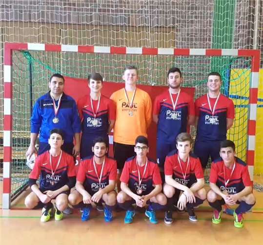 Die erfolgreiche Mannschaft mit ihrem Trainer.privat