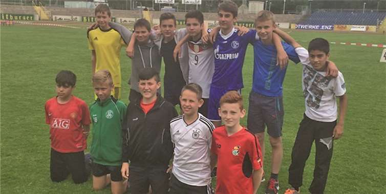 Die erfolgreiche Mannschaft nach dem Gewinn der Regionalmeisterschaft: Hinten v.l.: Elias Knöpfle, Enrico Pipper, Silva Schors, Nik Ackermann, Jan Menrath, William Janzen, Adil Amiri; vorne v.l.: Mehmet Türk, Dennis Brikmann, Lars Bauer, Fabian Rebiger, Alex Rotärmel. privat