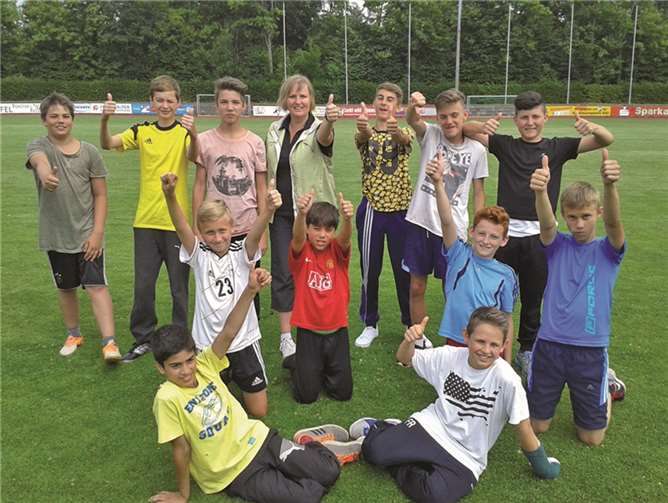 Die erfolgreiche Mannschaft nach dem Gewinn der Landesmeisterschaft. Hinten v.l.: Enrico Pipper, Elias Knöpfle, Nik Ackermann, Frau Graf, Jan Menrath, Silva Schors, Lars Bauer; Mitte v.l.: Dennis Brikmann, Mehmet Türk, Alex Rotärmel, William Janzen; vorne v.l.: Adil Amiri, Fabian Rebiger.privat