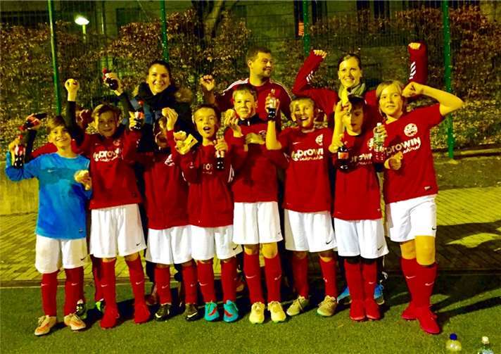 Die erfolgreiche Mannschaft nach dem entscheidenden Sieg: Nick Schweigert, Tom Sebastian, Patrick Sebastian, Noah Braun, Frederik Bahles, Lennard Jungbluth, Clemens Klaus, Kjell Antwerpen, Lis Ibrahimi, die Trainerinnen Maggi Schumacher und Katharina Sternitzke sowie Trainer Julian Reuther.privat