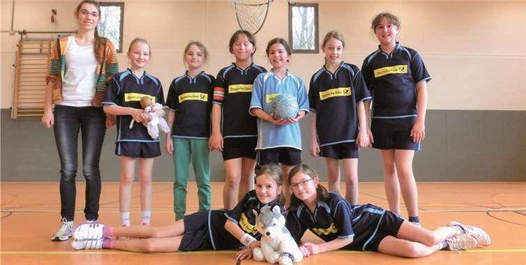 Die erfolgreiche Mannschaft (v. l).: Betreuerin Melanie Ziegler, Lena Morick, Carola Stein, Veronika Wojtas, Kiara Link, Annika Spoo und Kim Neis; (unten liegend v. l) Jana Bax und Anna-Mareike Milles.Privat