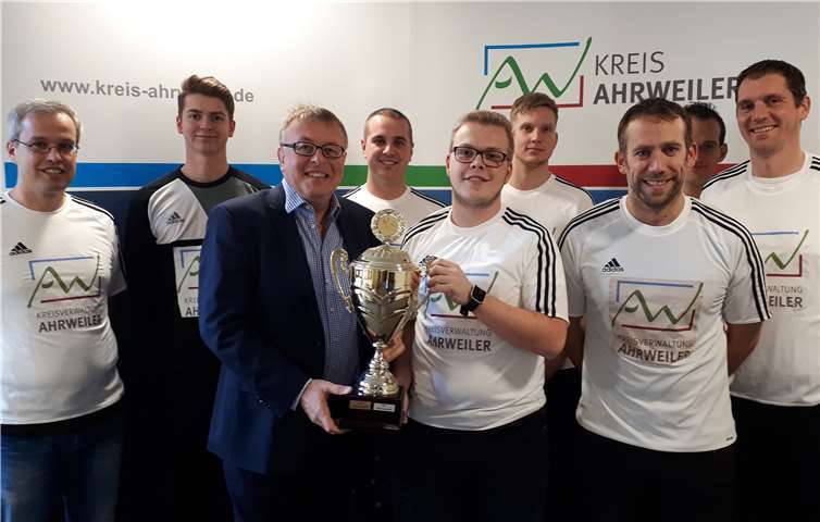 Die erfolgreiche Mannschaft (v.li.n.re.): Jochen Flechtner, Benjamin Niederberger, Landrat Dr. Jürgen Pföhler, Kevin Raths, Leon Schneider, Pascal Schwarz, Julian Hilberath, Christian Heuser, Andreas Beyer.  Kreisverwaltung Ahrweiler