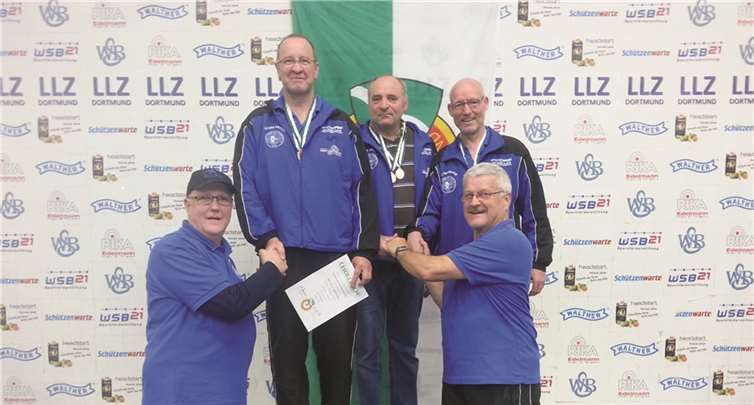 Die erfolgreiche Meistermannschaft mit den Schützen Heinz Ebert, Heinz-Werner Marx und Andrei Schuhmacher, denen vom Trainer Günther Sterzer und dem Vereinspräsidenten Stefan Weber nach der Siegerehrung in Dortmund gratuliert wurde. privat