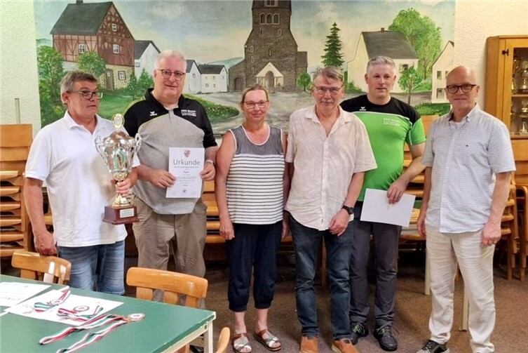 Die erfolgreiche Senioren-Mannschaft der SSG Mayen mit Oberbürgermeister Dirk Meid bei der Siegerehrung