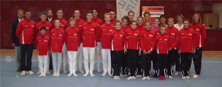 Die erfolgreiche TVM-Delegation vor der Siegerehrung in Bad Blankenburg, von links: Kari Joachim Alt, Betreuer Klaus-Hermann Wilbert und Kari Benjamin Seegler (hinten), Turner und Turnerinnen sowie Betreuerin Betti Fey, die Kampfrichterinnen Andrea Petersohn u. Anja Seegler (von rechts).