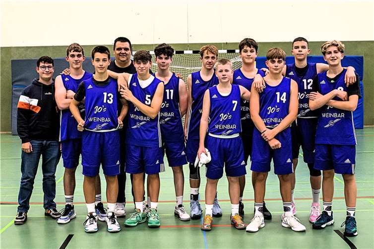 Die erfolgreiche U 16 des TuS Treis-Karden mit Trainer Edo Hotic beim Spiel in Bendorf.  Foto: Lisa Ferrlein