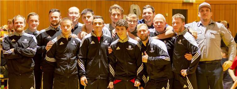 Die erfolgreiche Wettkampfgruppe feiert ihren Heimsieg.