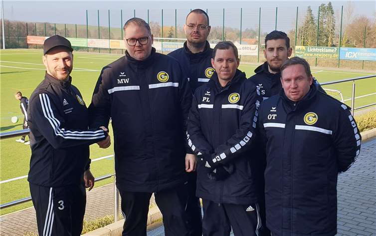 Die erfolgreiche Zusammenarbeit wird fortgesetzt (v. l.): Abteilungsleiter Lars Hansen mit Trainer Mirco Walser, Betreuer Jörn Platvoet, Co-Trainer Pascal Lussi, Betreuer Marco Seyffahrt und Torwarttrainer Oli Treder.