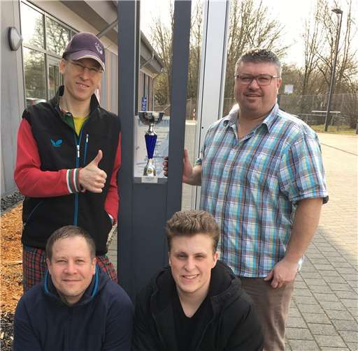 Die erfolgreichePokalsieger-Mannschaftdes SV Urmitz,von oben links:Felix Sirrenberg,Michael Eiers, Nico Eiersund Michael Dott..Foto: SV Urmitz